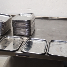 74 plats en inox (27x21x2)